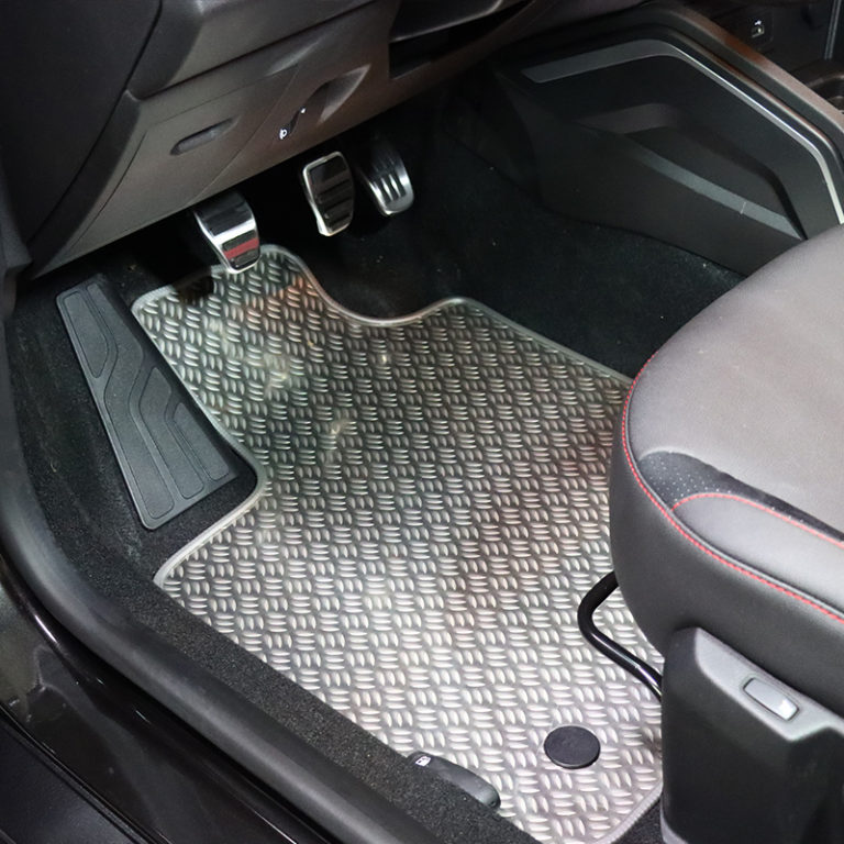 Exclusive Fußmatten aus Edelstahl mit Anti-Rutsch-Relief für Dacia Duster ab 2018