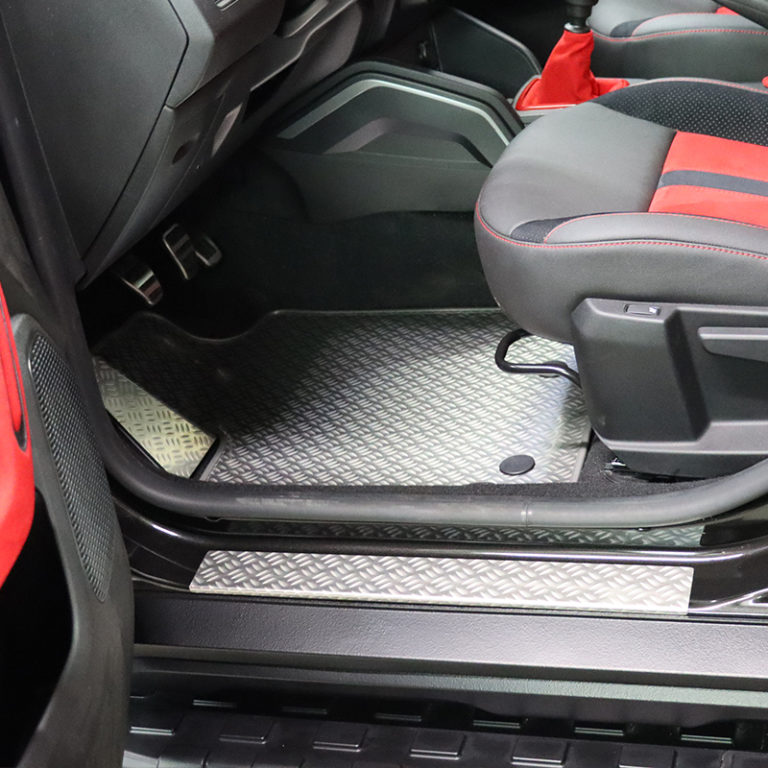 Exclusive Einstiegsleisten Set 4x aus Edelstahl mit Anti-Rutsch-Relief für Dacia Duster ab 2018